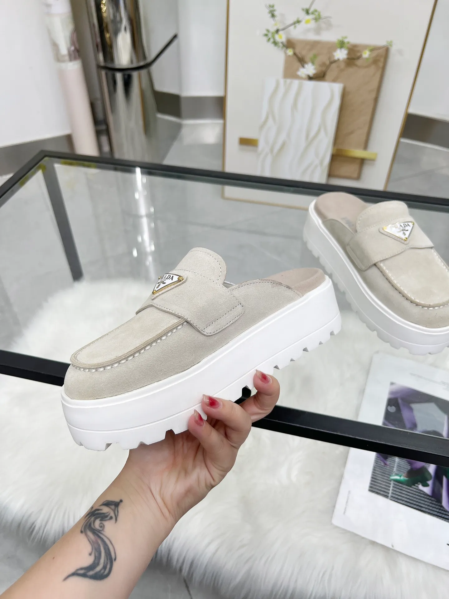 👟👟Ex-factory price 520👟👟 🌸Prada 2025 spring and summer new slippers 💫Velcro sandals The latest catwalk style, classic upgrades, both comfort and fashion. Each color combination looks good, and the design matches different style needs ✅Upper: original customized cowhide ✅Inner: original customized sheepskin lining, cowhide feet ✅Outsole: original molded anti-slip outsole ✅Number of codes: 35-40 (41 customized, non-refundable and non-exchangeable)